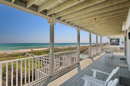 Treasure Beach Village House | Dog-friendly beachfront gem - community pool tennis washer&dryer central AC