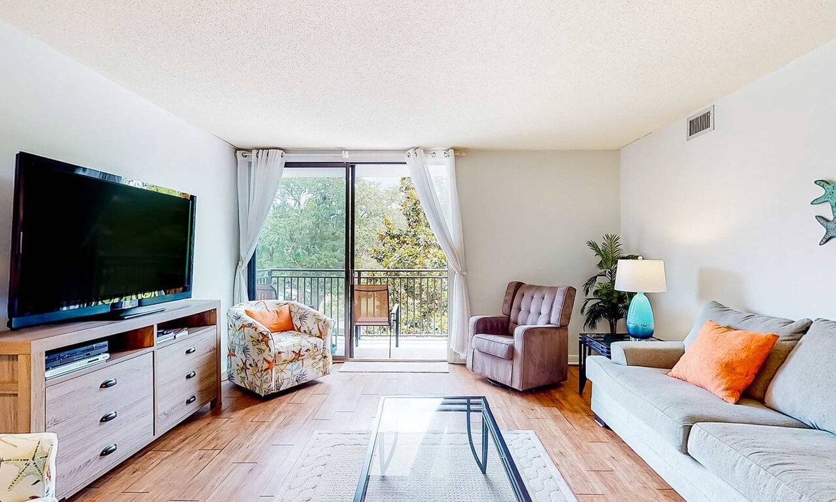 Harbour Town Condo | Dog friendly coastal condo water views, balcony, WD, & AC