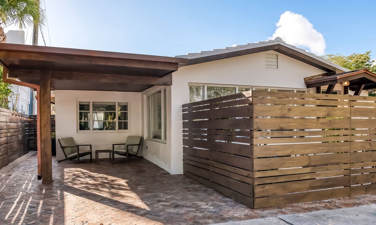 Poiciana Park II Apartment | Dog-friendly duplex with shared enclosed yard - central AC & free WiFi