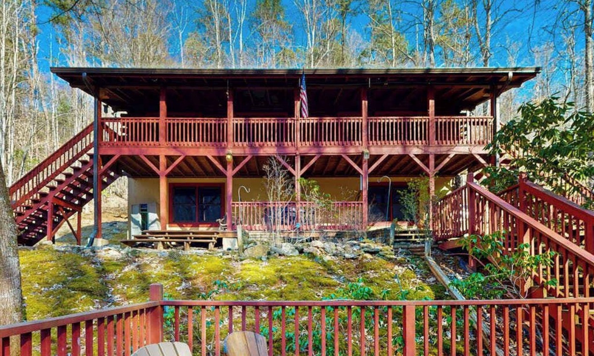 Sylva House | Dog-friendly Log Cabin w/Private Deck, Firepit, Foosball