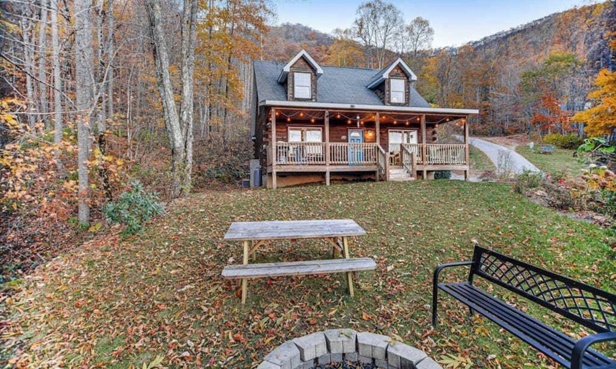 Cullowhee House | Dog-Friendly Mountain Cabin Near Lakes & Trails w/Free WiFi, W/D, Deck, Firepit