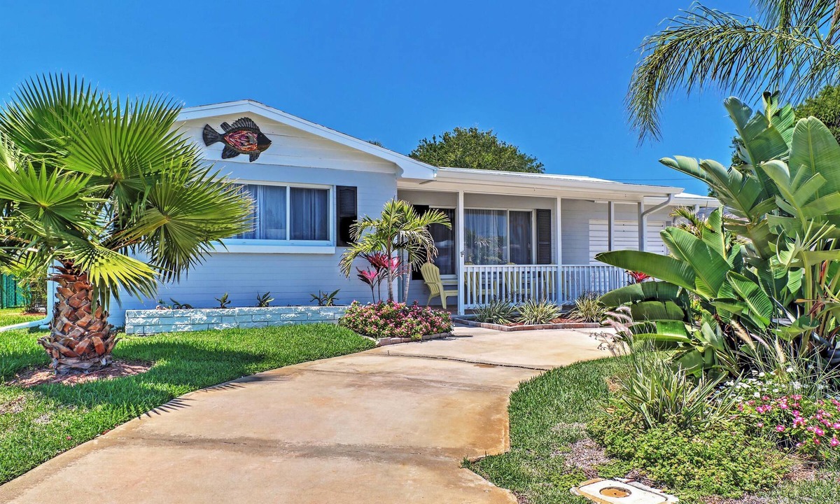 Brendale Heights House | Dog-Friendly Ormond Beach Bungalow w/Patio!