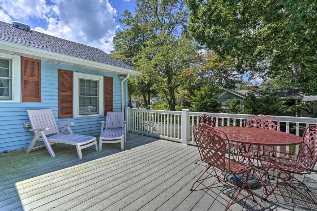 Waretown House | Dog-Friendly Waretown Home w/Furnished Deck!