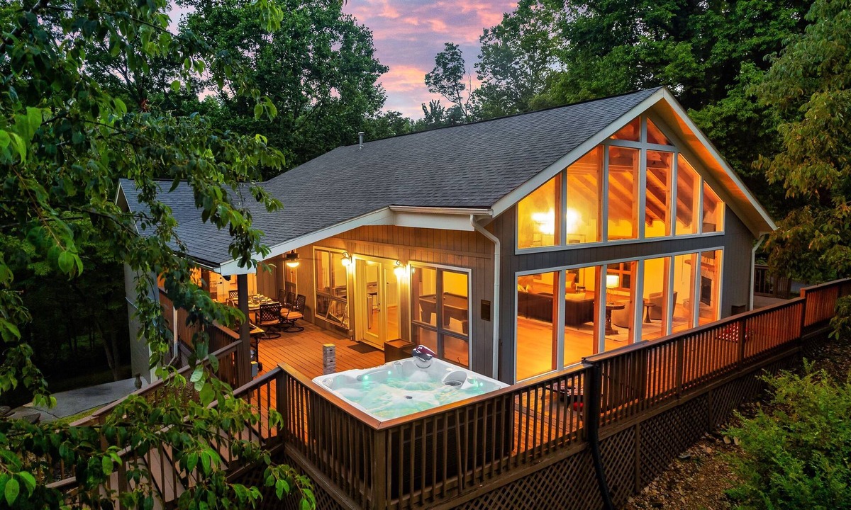 Sevierville Ski Chalet | Dolly Game Room|Secluded Escape|Fire Table|Hot Tub
