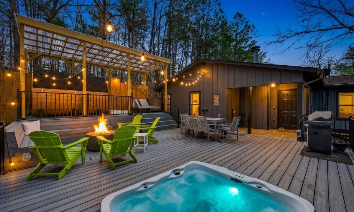 Caton House | Dolly`s Outdoor Oasis - Hot Tub, Sauna & More!