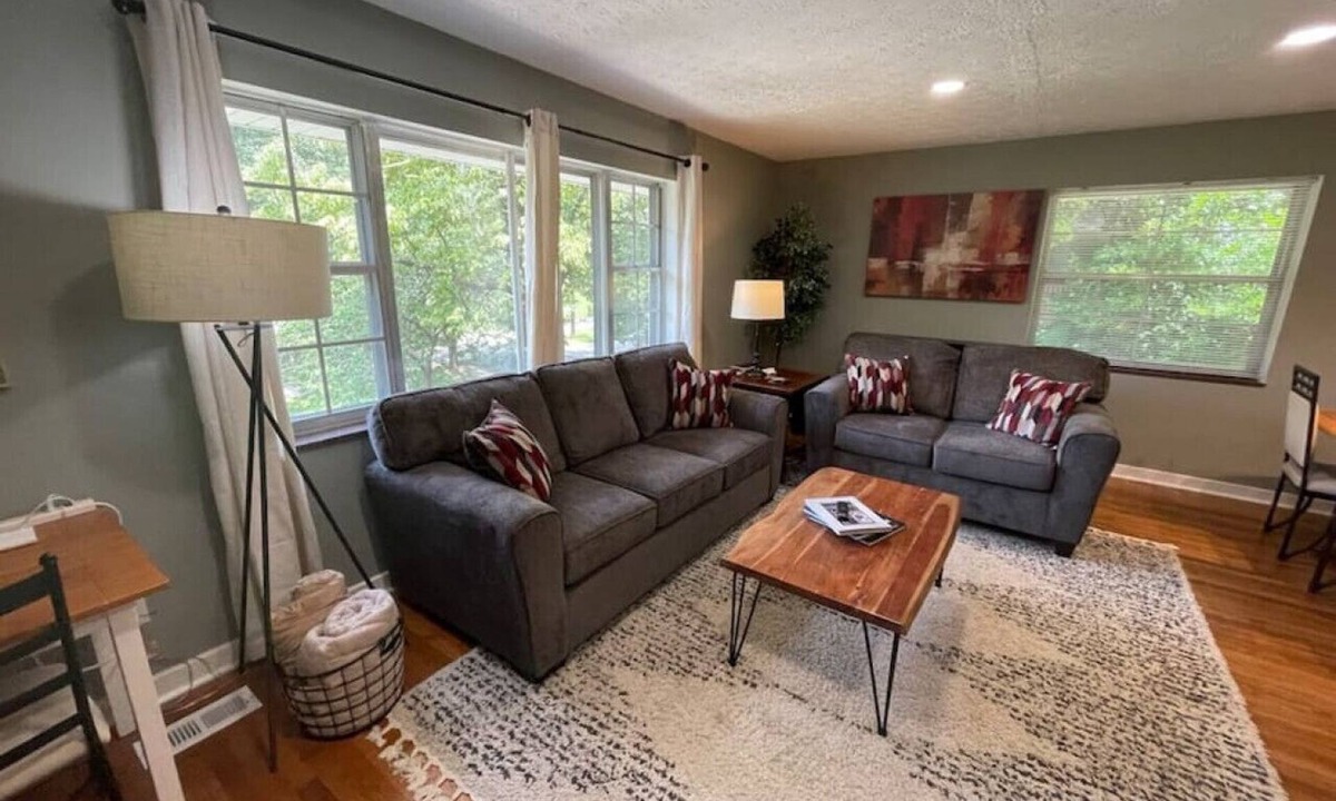Knoxville House | Don's North Hills · Mid-Century Rancher in Historic North Hills