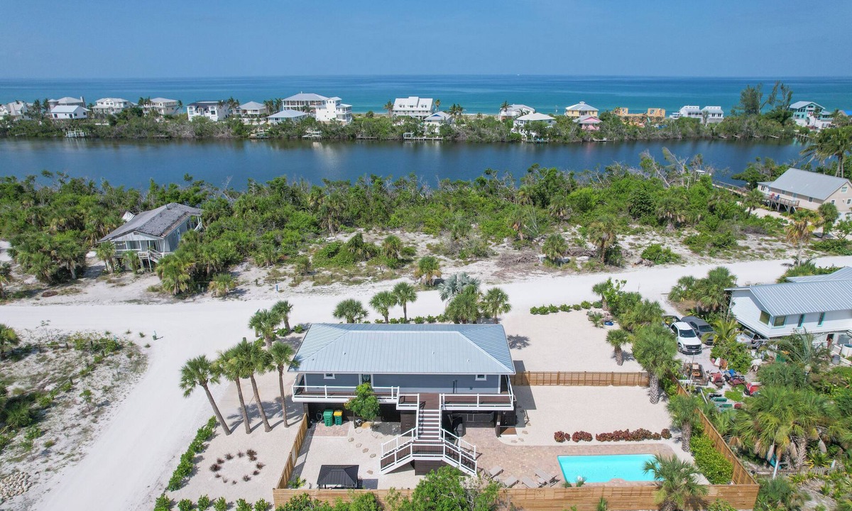 Palm Island House | Don't pass up this opportunity to be "A Wave From It All"!