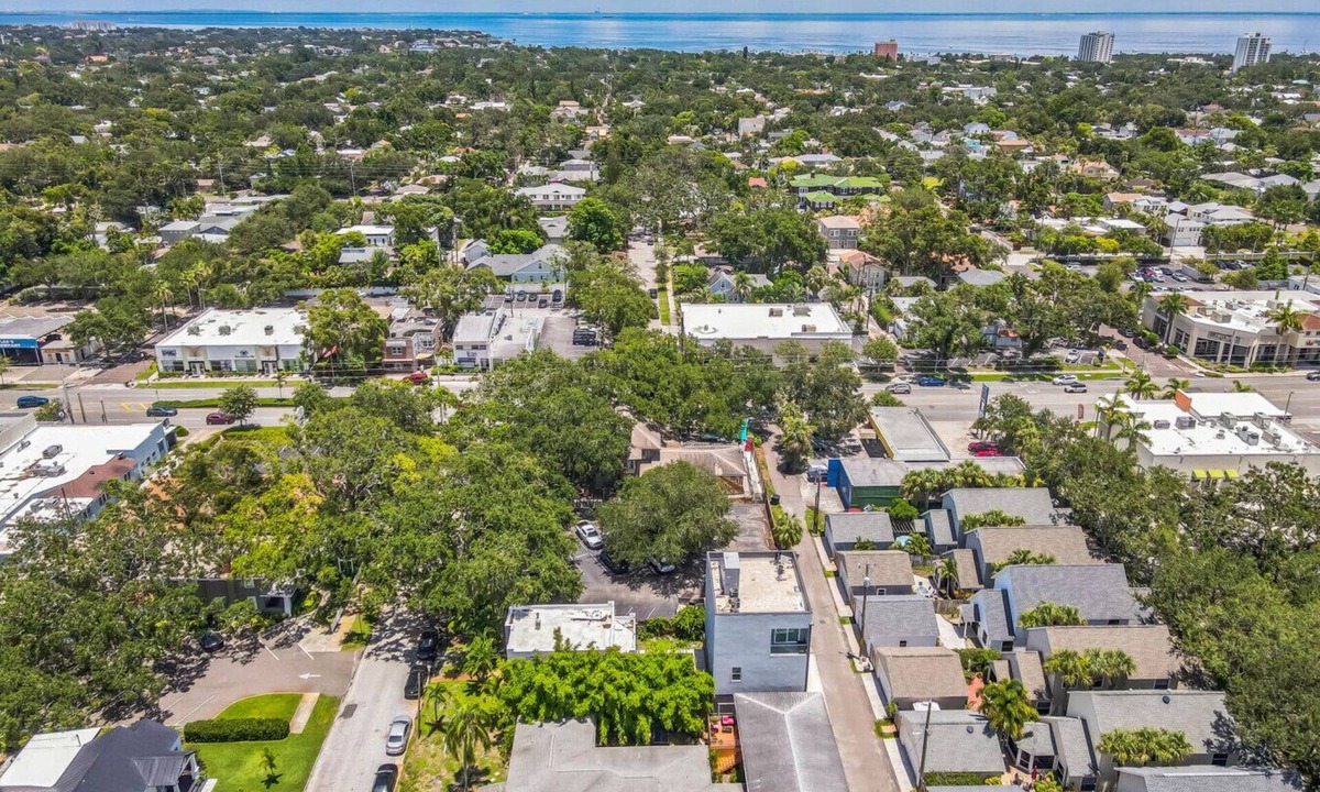 Crescent Lake Apartment | Downtown | Beaches | 3 Beds