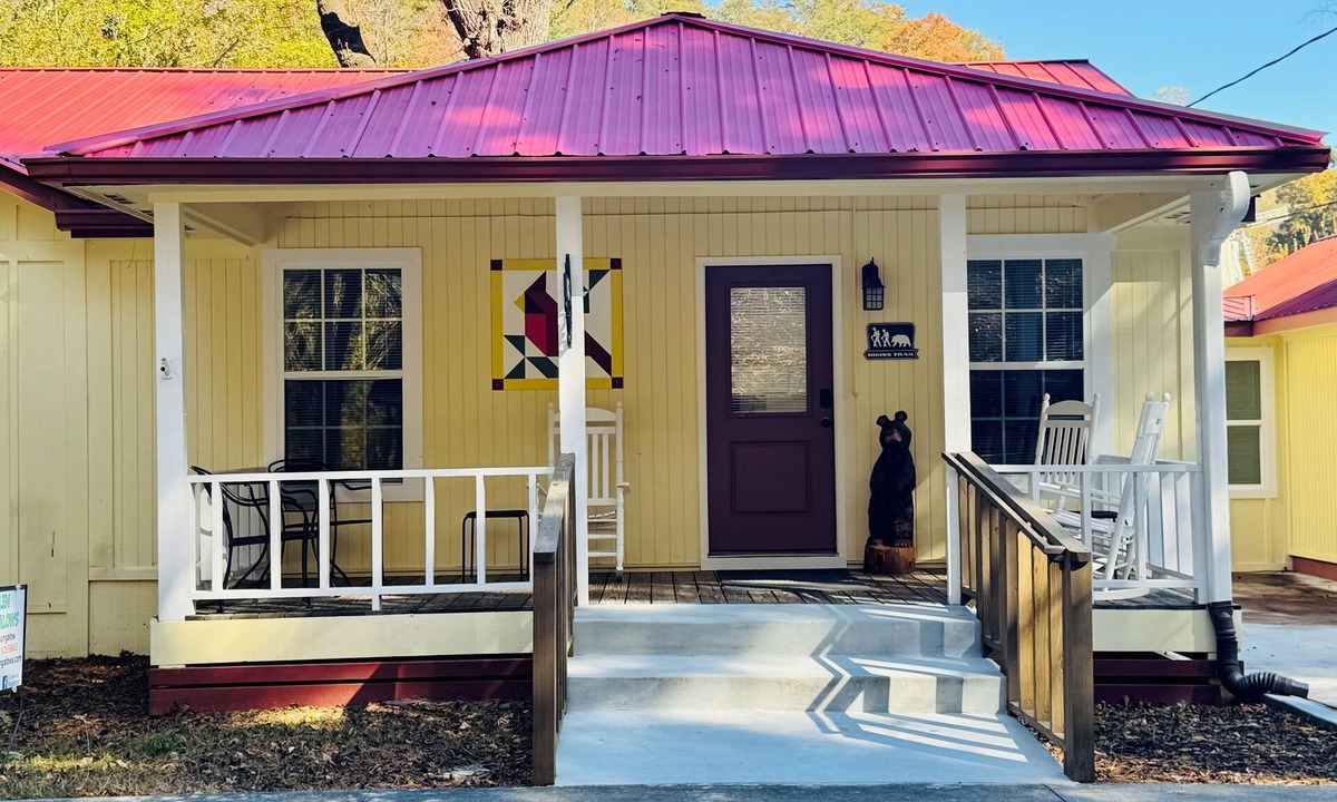 Helen House | Downtown by Chattahoochee River, sit on front porch as horse and buggy stroll by