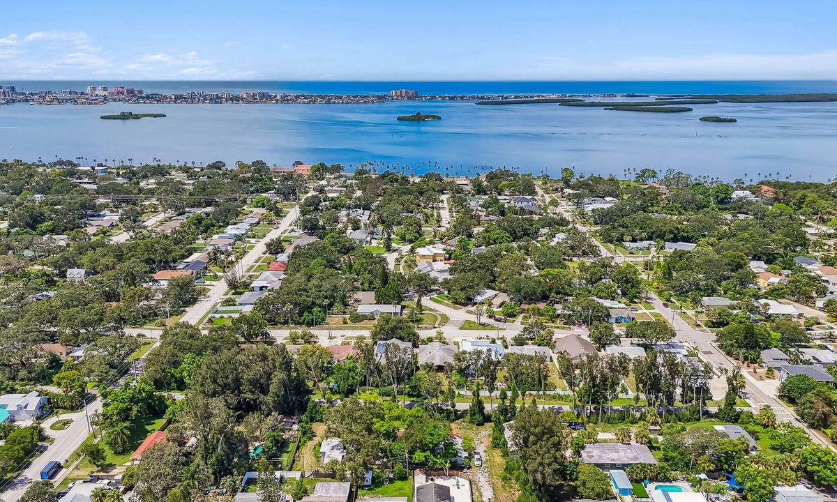 Dunedin House | Downtown Dunedin With Privacy Yet Close To It All