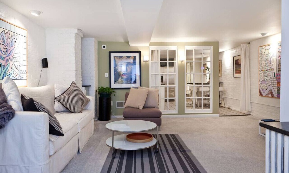 Mount Vernon Square Apartment | Downtown Large Apt w/parking Convention Center