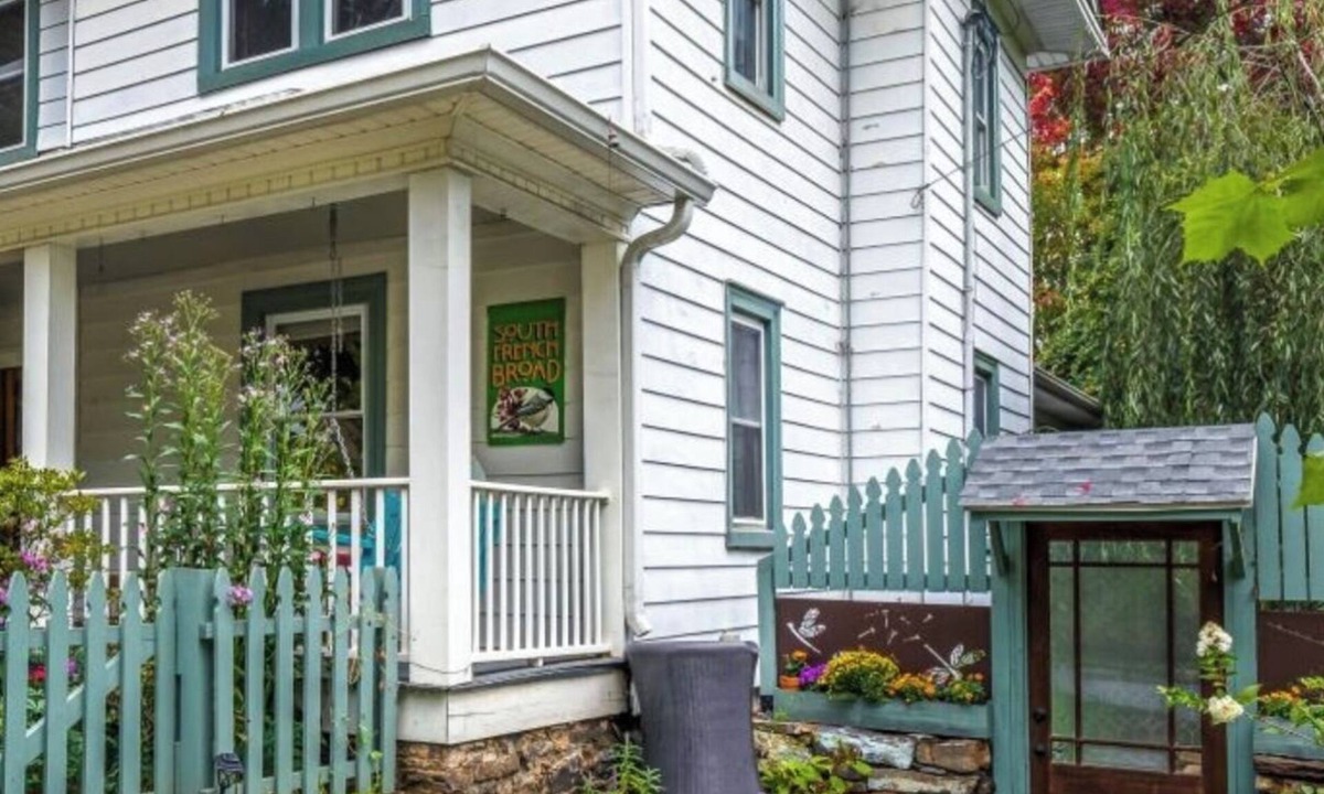 South French Broad Cottage | Downtown Studio Apartment in Dragonfly Cottage