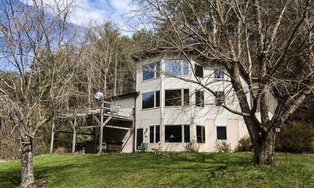 Tallassee Ski Chalet | Dragon 1 mile/Jacuzzi Plenty of parking.