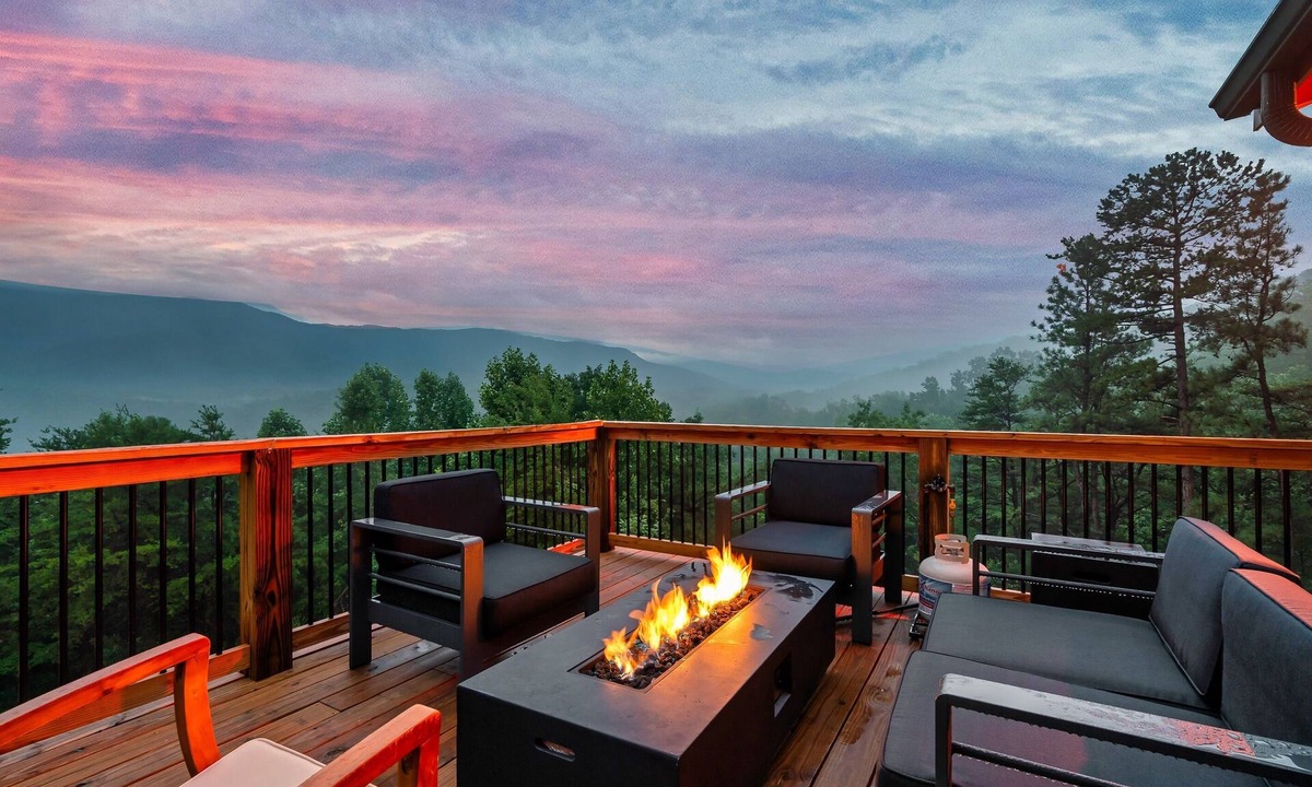 Cosby Cabin | Dream View: Heated Pool| Hot tub| Theater| Arcade| Fire Pit| 25 Acres.