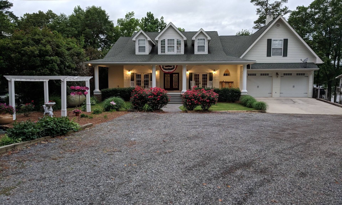 Langston House | Eagle Lodge - Vacation Home on Lake Guntersville
