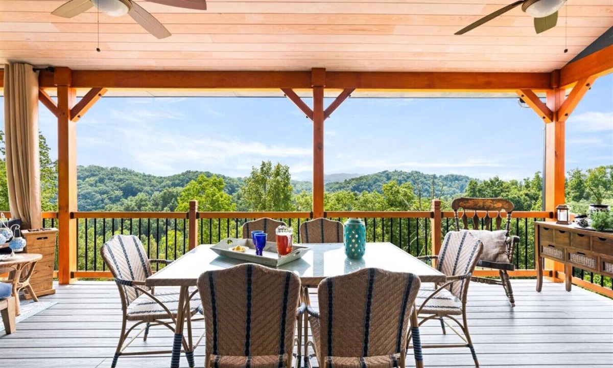 Dandridge House | Eagles Nest | 5Bdrm Lakefront Luxury Retreat with Hot Tub & Mountain Views