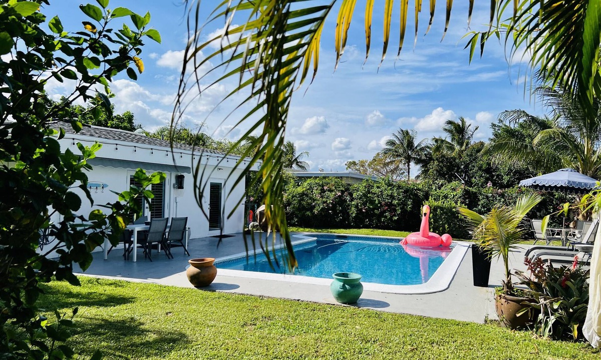 East Boca Raton House | EAST BOCA RATON 1MILE TO BEACH great central location!PRIVATE HEATED SALT POOL