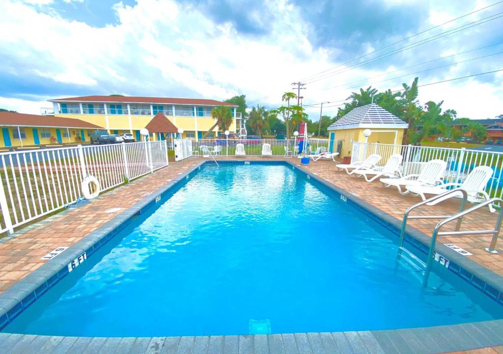 Cypress Gardens Hotel | Economy Suites