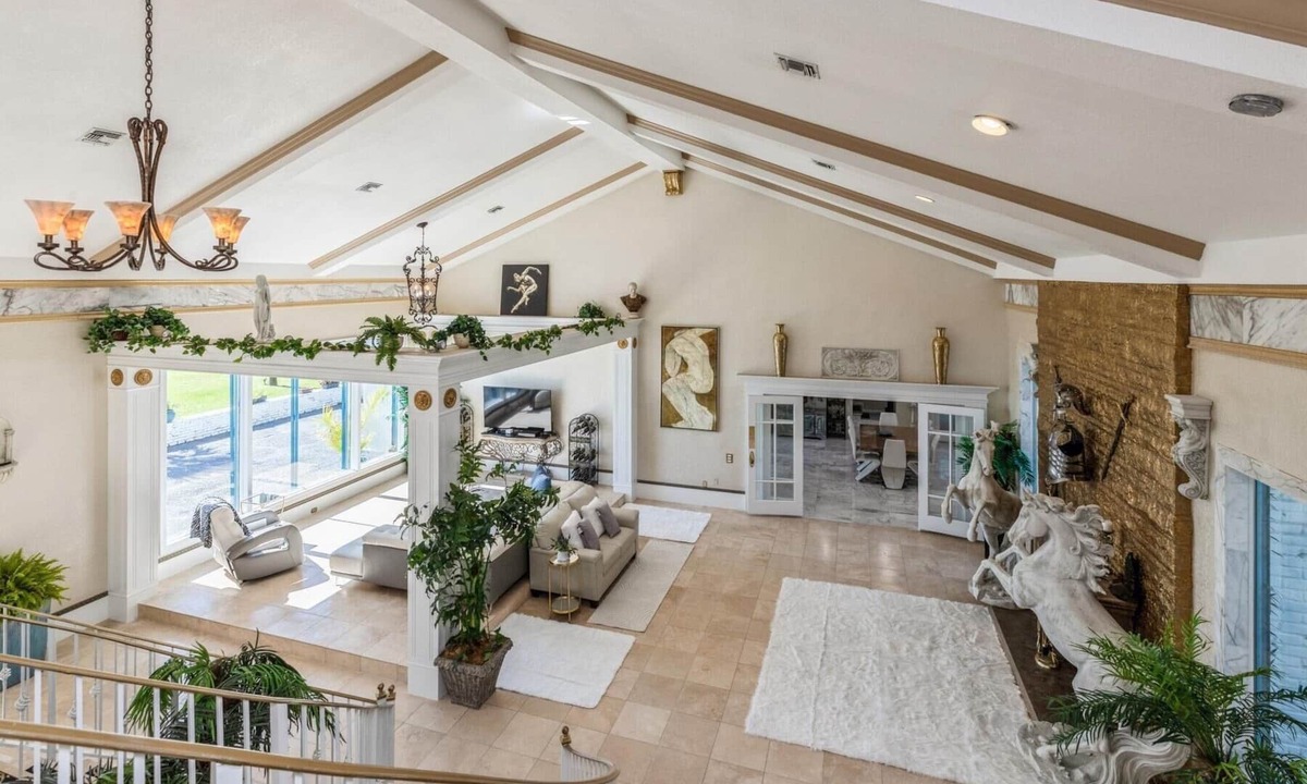 Freeport House | Eden House Mansion on 400 ft of Bay Frontage -20min Destin beaches, 4 acres pool