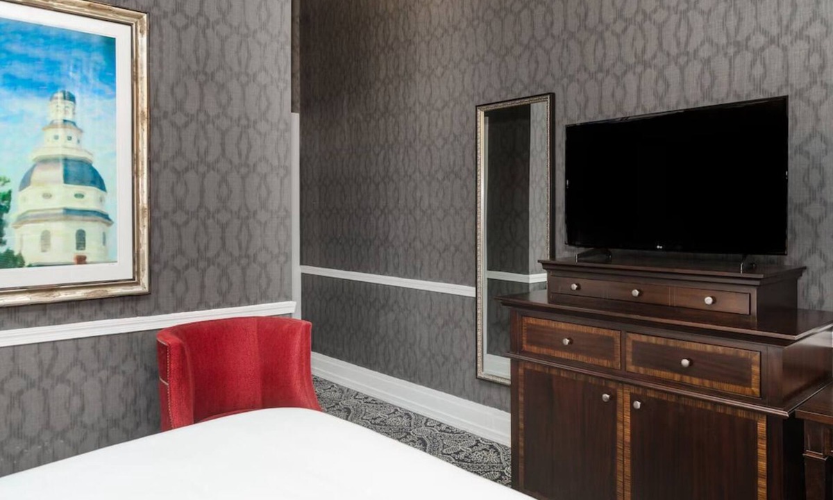 Historic District Hotel | Elegant Historic Flat: Near State House & Naval Academy | Pets Are Allowed
