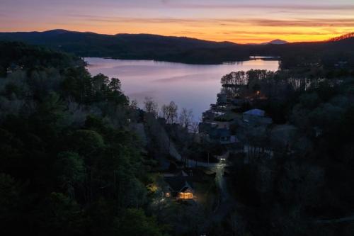 Tiger House | Elegant Murray Cove at Lake Burton