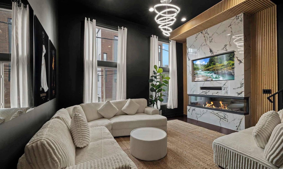 Olde Kensington House | Elevated Urban Retreat/Garage, Speakeasy, Hot Tub
