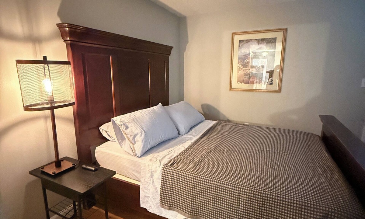 Cape Girardeau Apartment | EN04 - Downtown Private 1BR Apartment in Secure Building