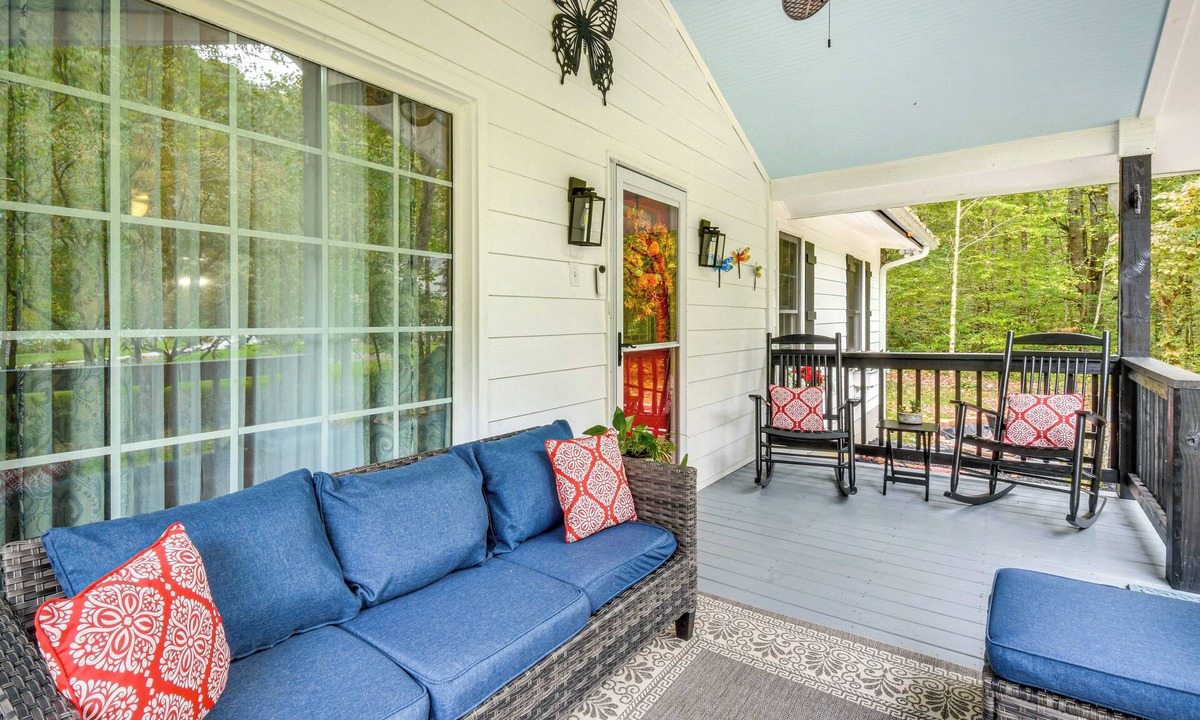 Helen Cottage | Enchanting Creekside Cottage w/Hot Tub