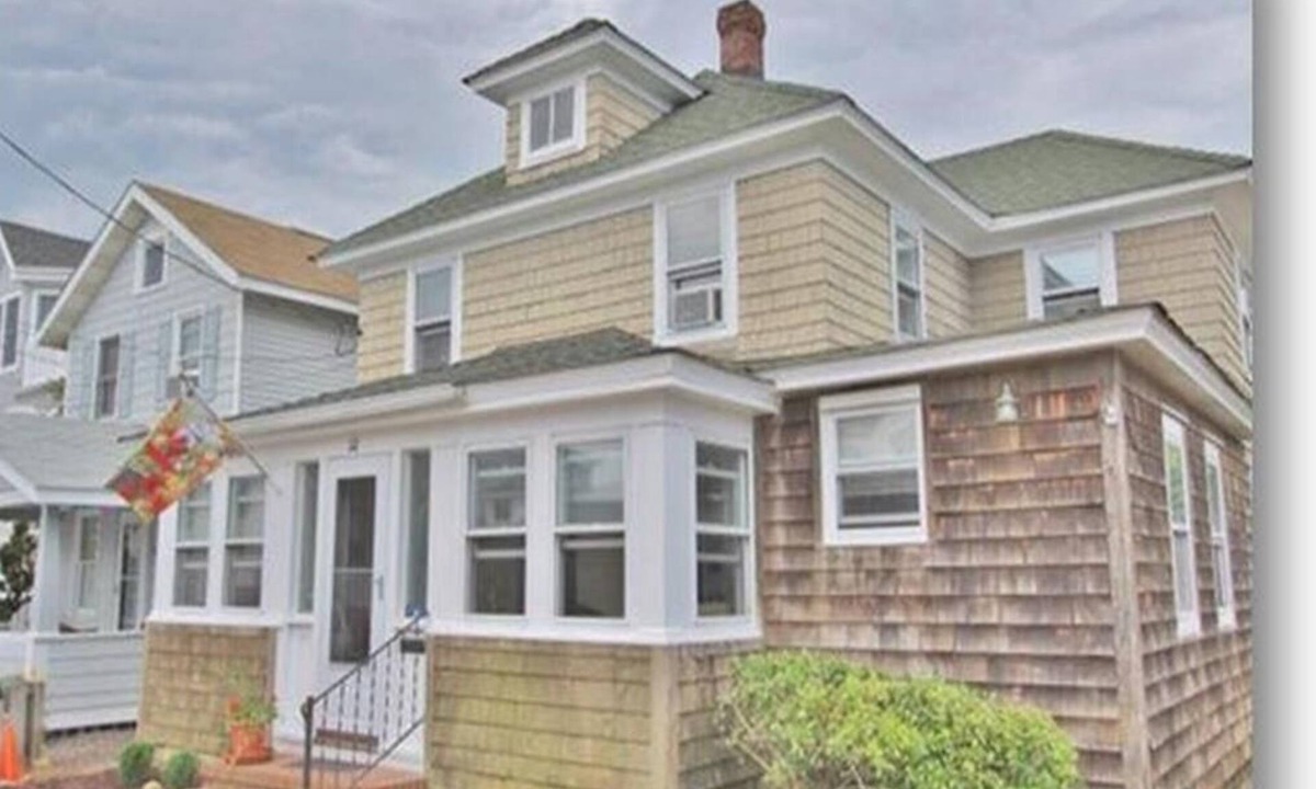 Ship Bottom House | Enjoy a classic Long Beach Island summer at this spacious 5-bedroom, 2-bathroom.