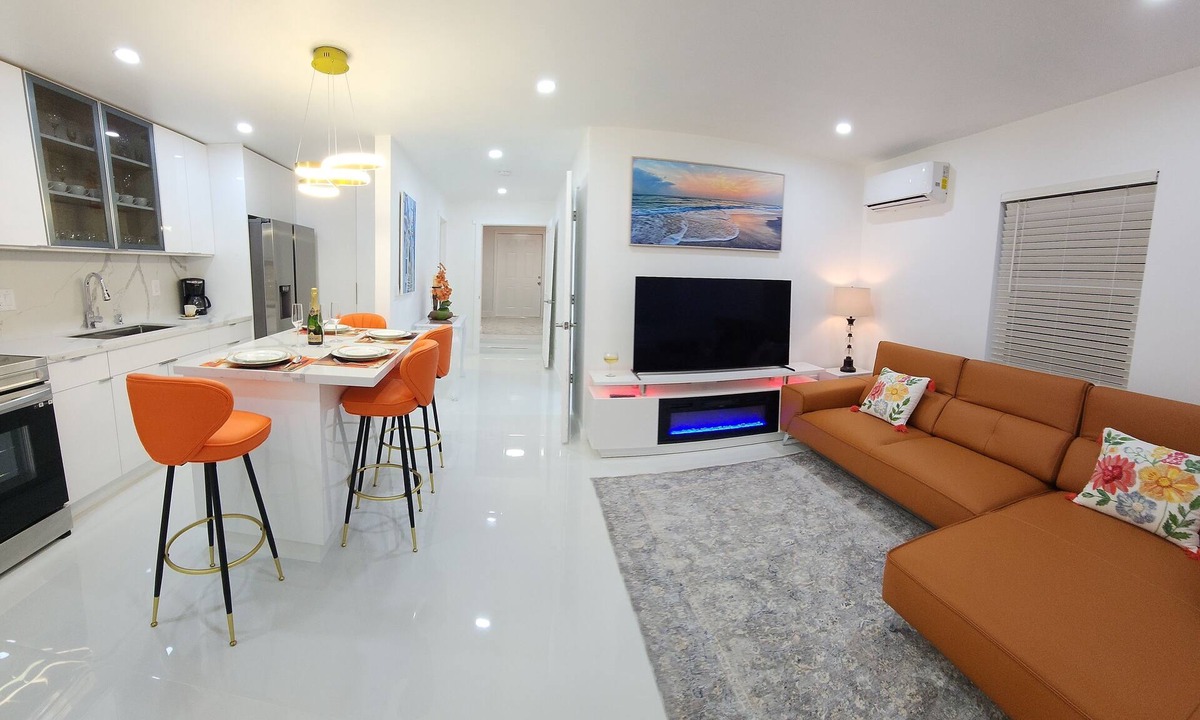 Edgewood House | Enjoy a stylish experience at this centrally-located place.nnnn