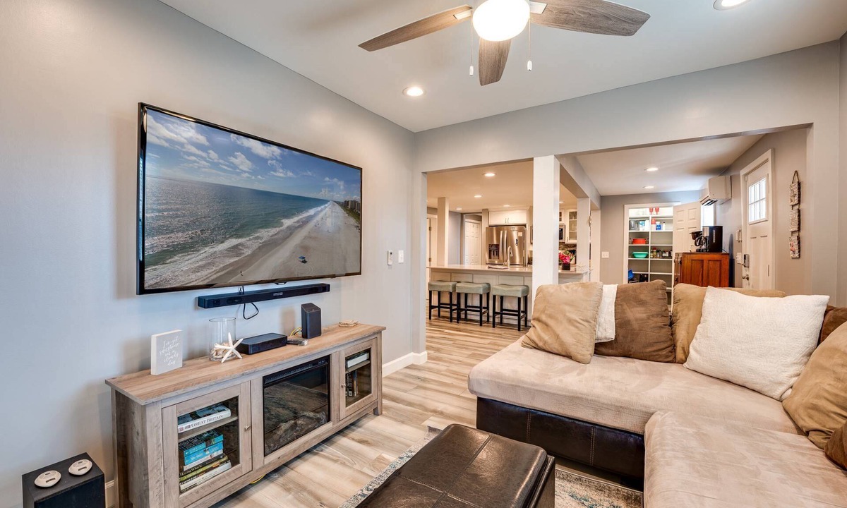 Jacksonville Beach Apartment | Enjoy GEM 3 in Jax Beach, 4 Blocks to Ocean ,Relaxing Screened Porch, Soaking Tub, Month Stays Ok