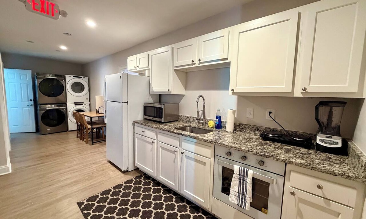 North Charleston Apartment | Entire 7BR 5BA w 11 Beds Near I-26 & I-526 w Full Kitchen - Sleeps 20 - Unit F
