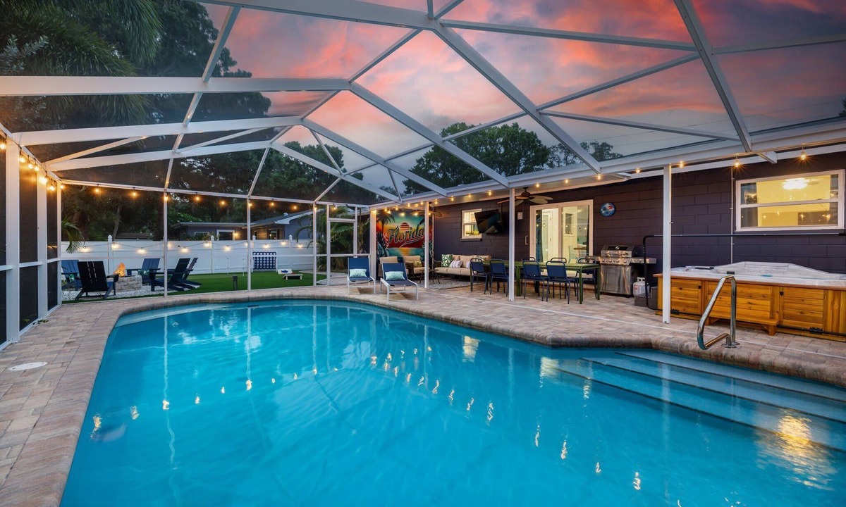 Madeira Beach House | Epic Indoor Slide! Pool|Hot Tub|Mini Golf|Fire Pit
