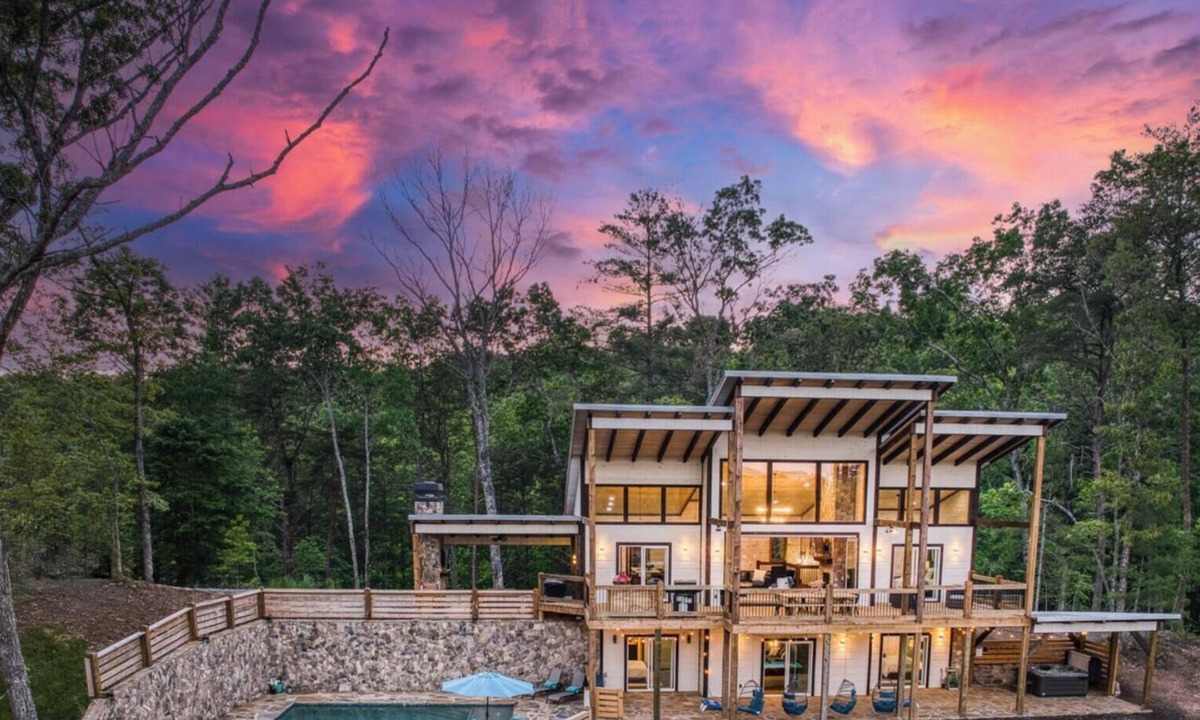 Mineral Bluff Cabin | EPIC Pool * View * Outdoor Kitchen * Luxury
