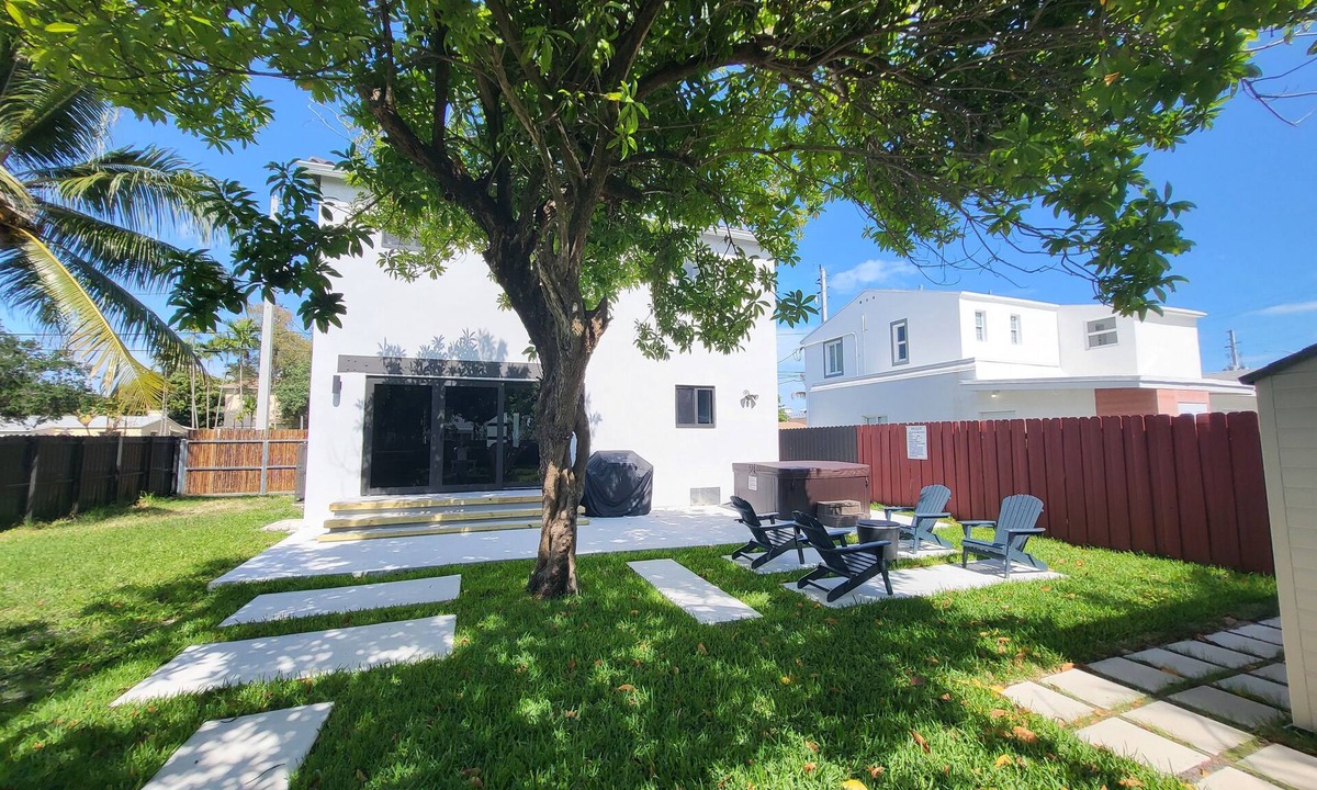Little Havana House | Epicenter of Miami. Bright & spacious entire home with huge backyard
