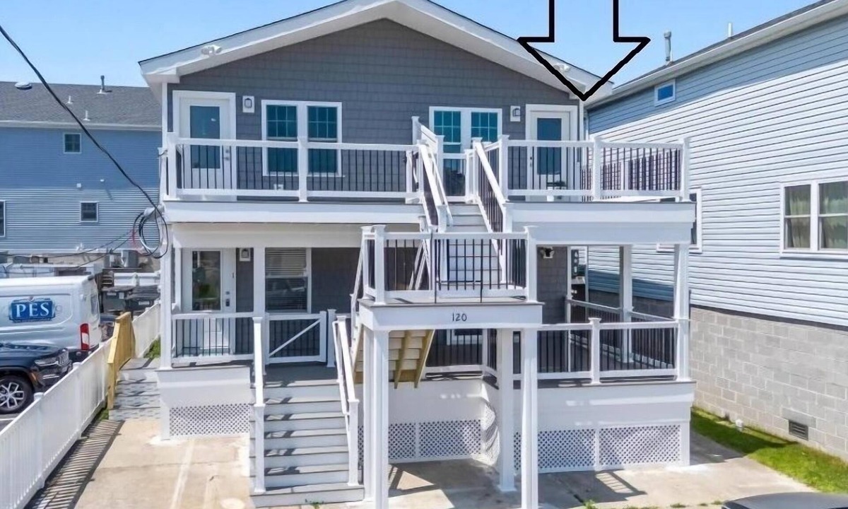 North Wildwood Condo | Escape to the shore! Close to restaurants and bars.