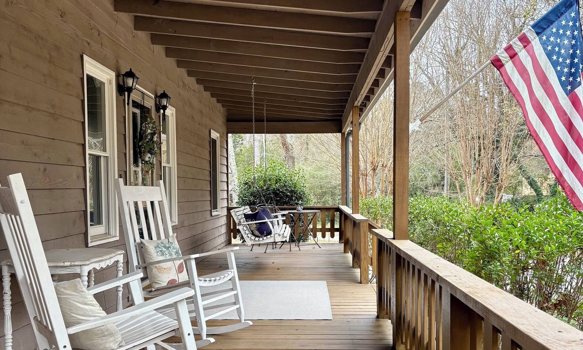 Rome House | Etowah River, Berry & Shorter College, Tennis, Trails-3 miles from Broad St.