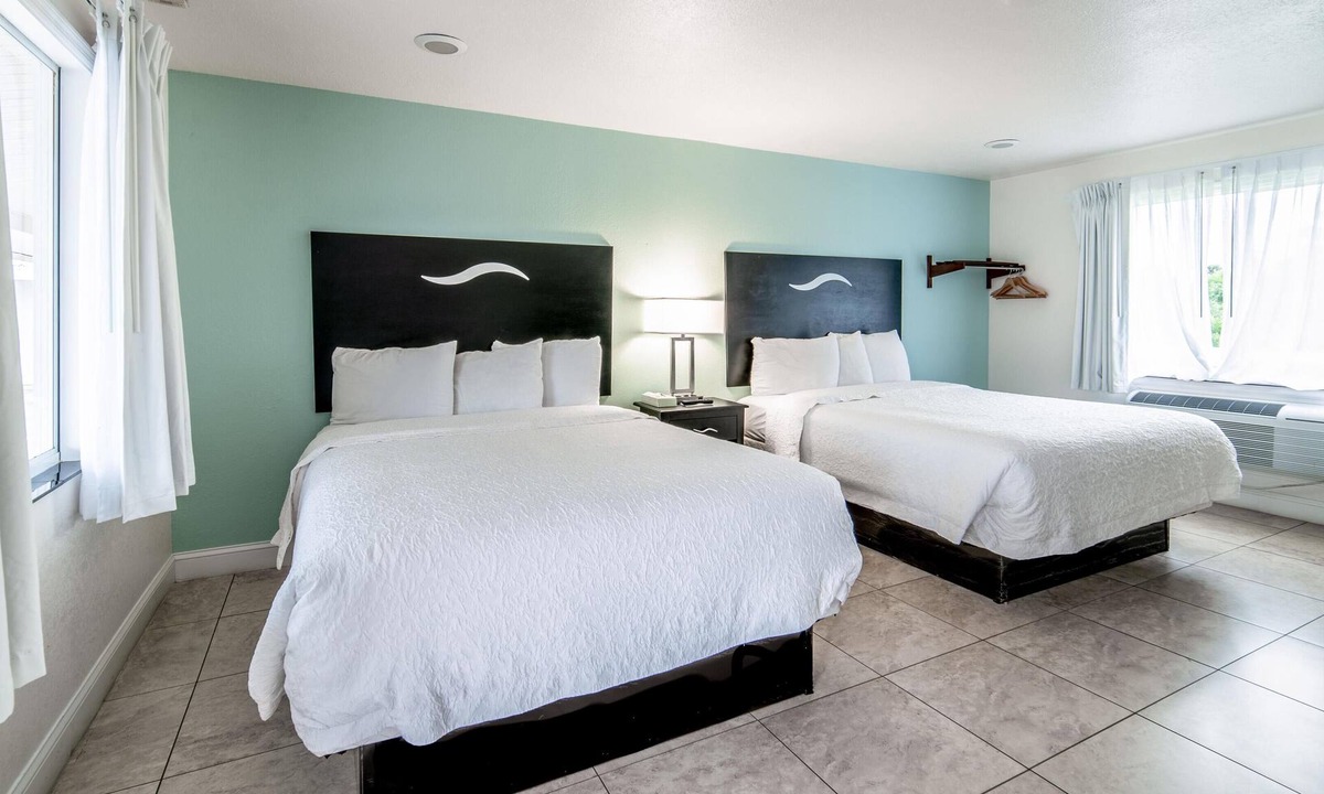 Everglades City Hotel | Everglades City Motel - Queen Room, 2 Beds, Kitchenette