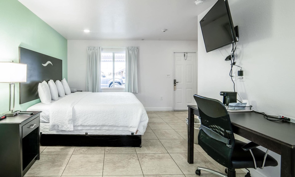 Everglades City Hotel | Everglades City Motel - King Hotel Room