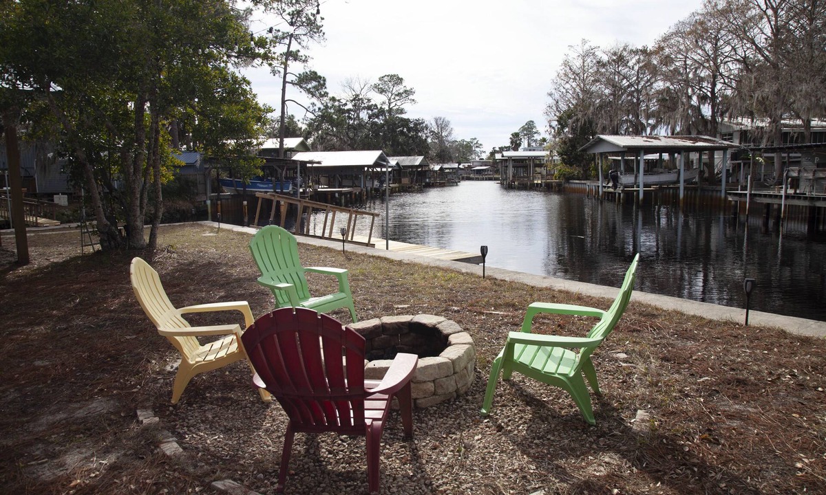 Suwannee House | Everything you need for a wonderful stay, deep fresh water canal in Suwannee.
