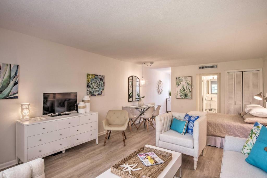 Old Naples Apartment | Evolve Dtwn Studio Steps to Naples Pier and Beach!
