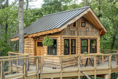 Zirconia House | Exclusive Luxury Treehouse Escape with Soaking Tub & Pizza Oven Near Waterfalls, Zirconia, NC