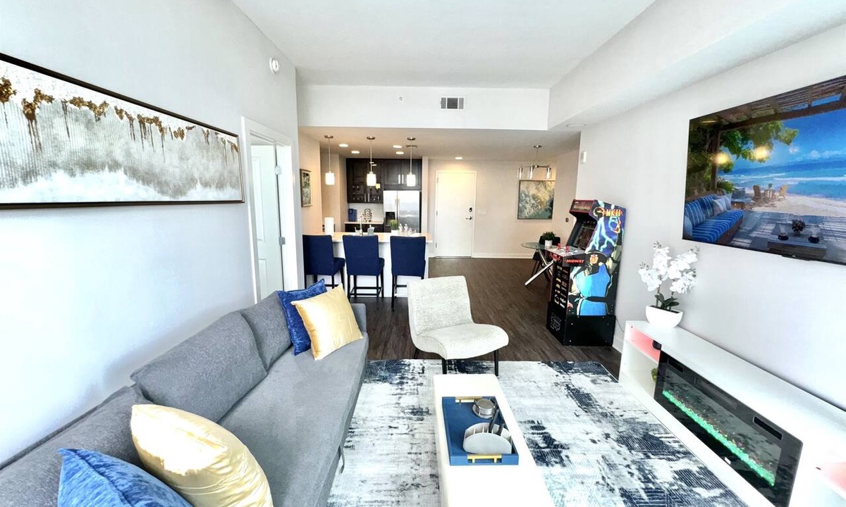 North Buckhead Apartment | Executive 3BR Buckhead Penthouse/Pool/Balcony/Walk to Lenox,Phipps Plaza & Marta