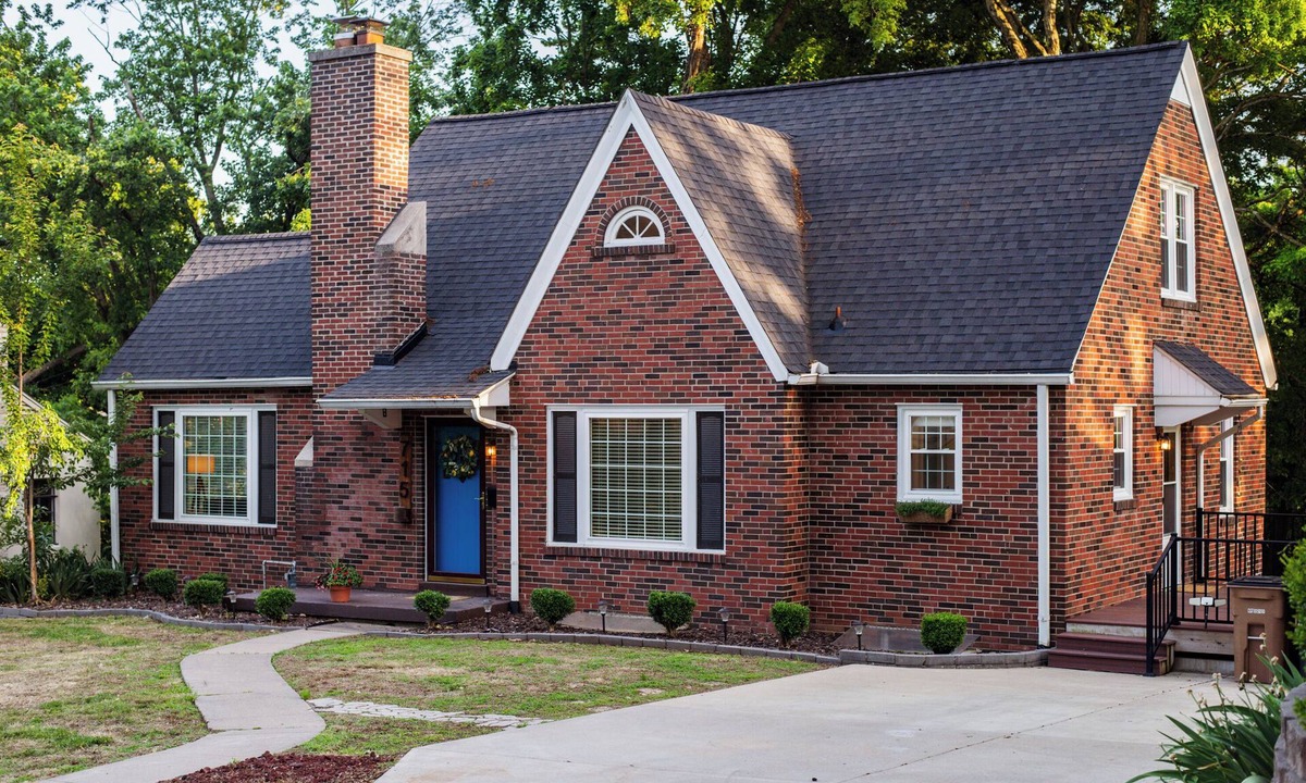 Cape Girardeau House | Executive Tudor Retreat Near Hospitals & SEMO
