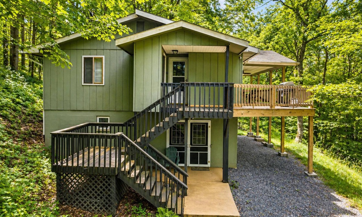 Wolf Laurel House | Expansive Deck + Covered Porch + Forest Views | 20 Min to Asheville | Ash Vale