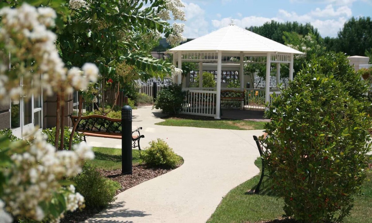 Guntersville Hotel | Experience Guntersville’s Lakeside Bliss from a Charming Private Room