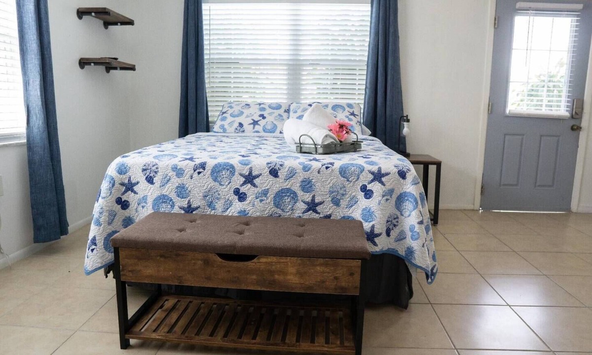 Carver City - Lincoln Gardens Apartment | Experience the passion of hospitality, cleaning, and good location!
