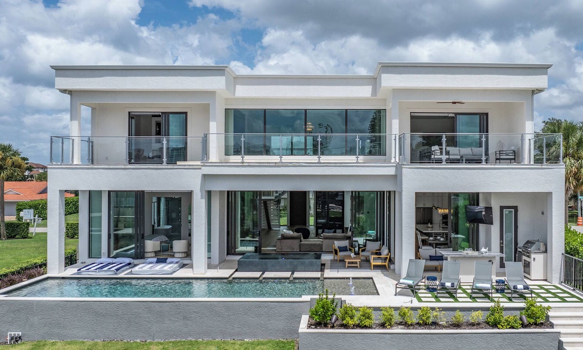 Connors House | Exquisite Waterfront 6-Bed Home in Naples, Pool & Spa