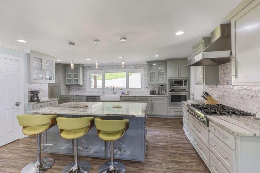 Seneca House | Extraordinary Lake Keowee Waterfront Home Close to Town