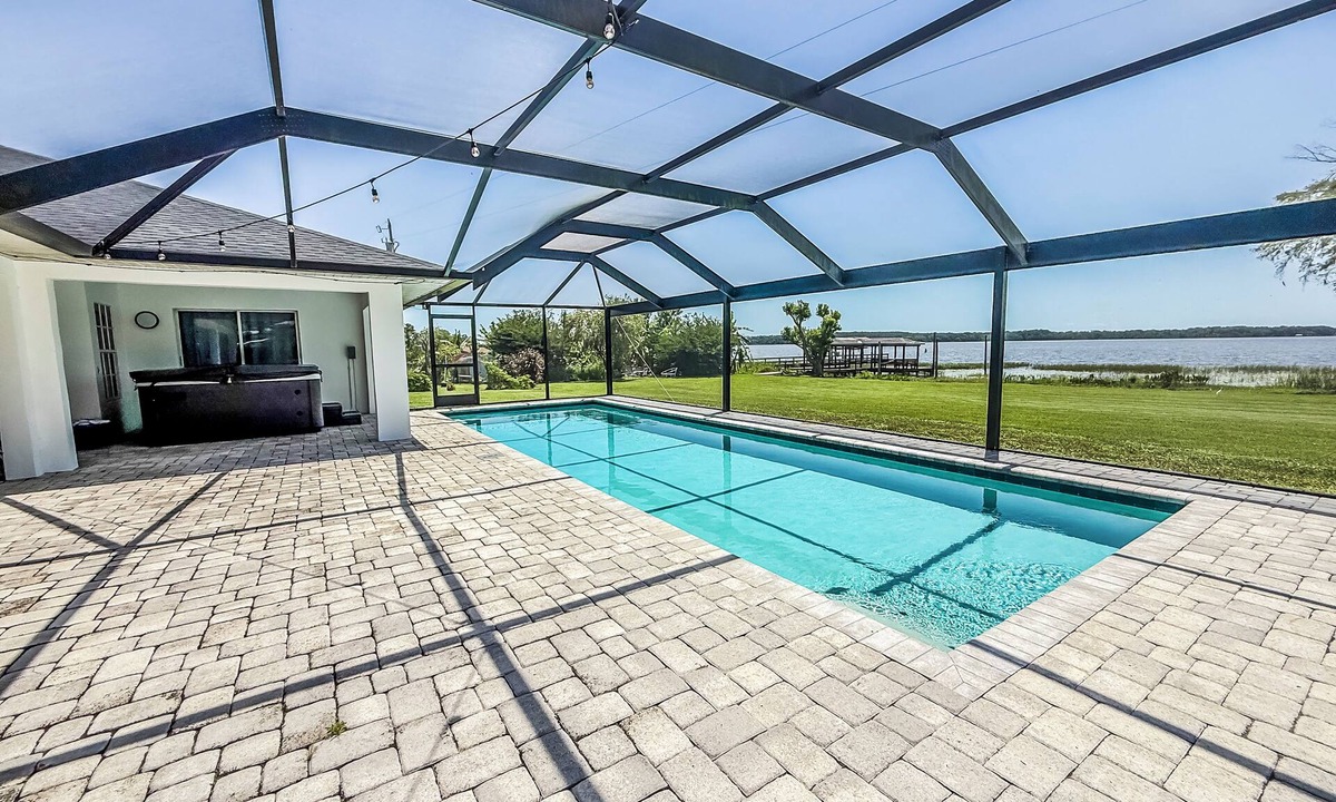 Astatula Villa | Fabulous lakefront villa 4 bedrooms with pool, spa, fitness room, ping-pong .